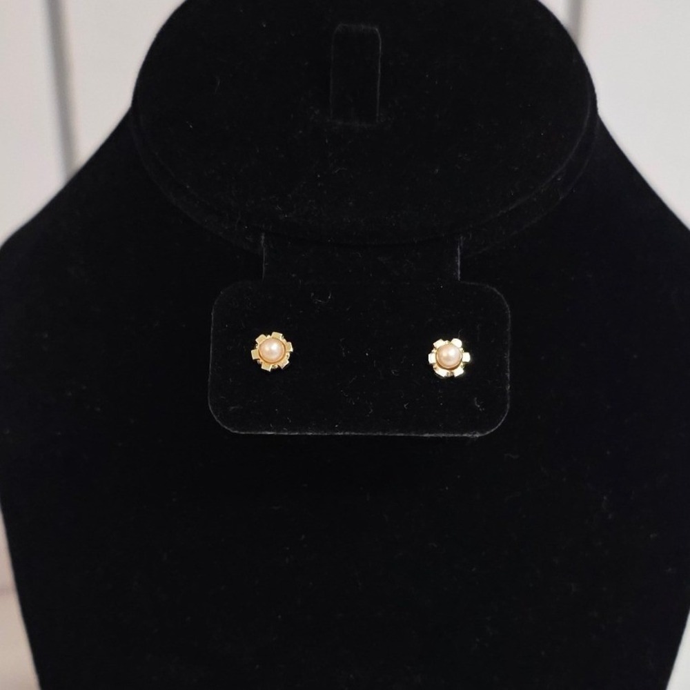 Vintage Faux Pearl Gold Tone Floral Stud Earrings Classic Petite Jewelry Costume